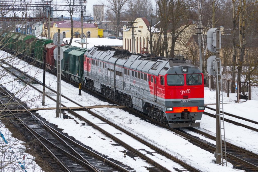 2ТЭ116У-0113, Россия, Псковская область, станция Пыталово (Trainpix 56402).jpg