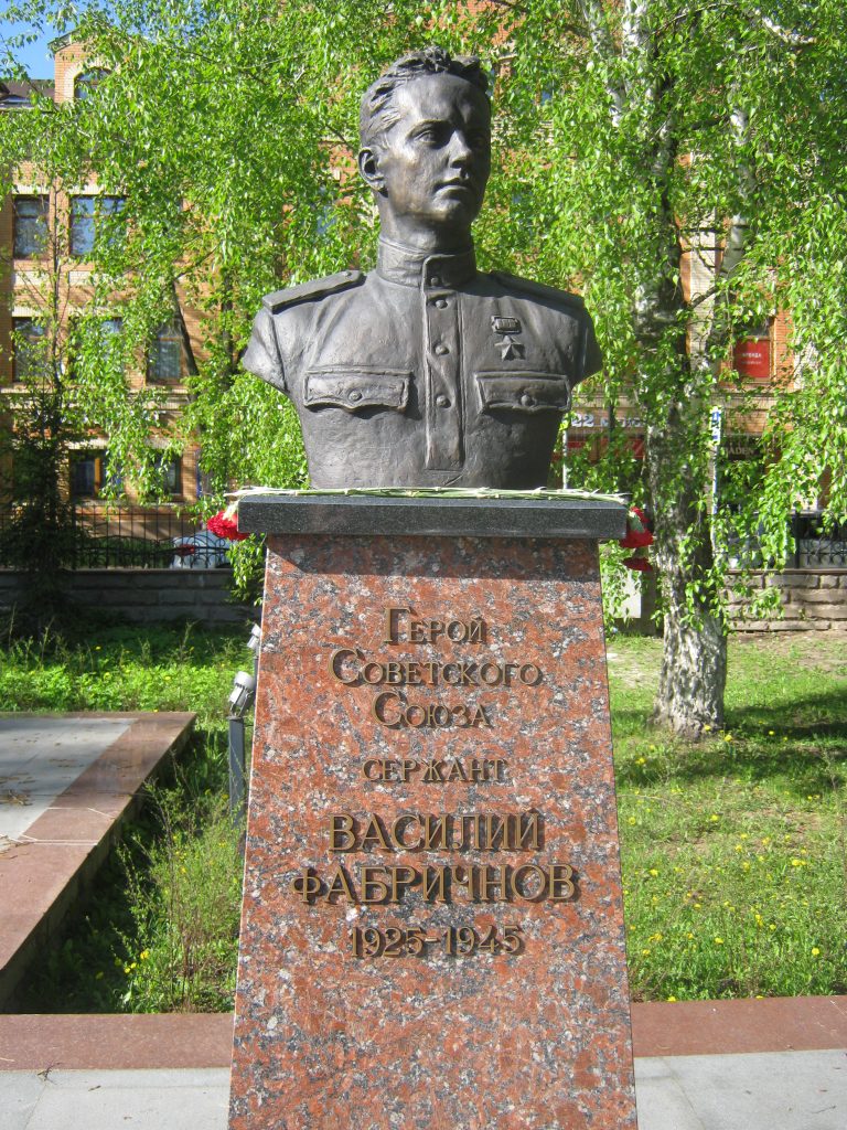 Бюст В. В. Фабричнова в Звенигороде.jpg