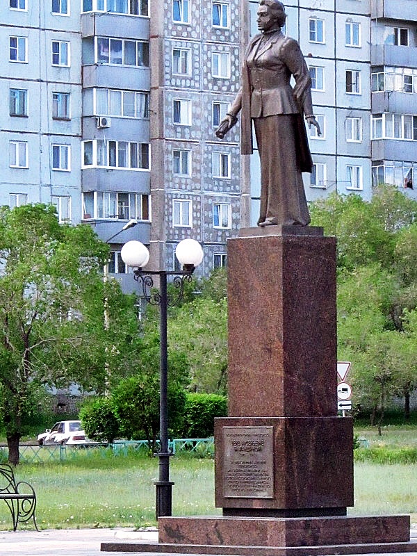 Черногорск. Памятник Вере Баландиной.jpg