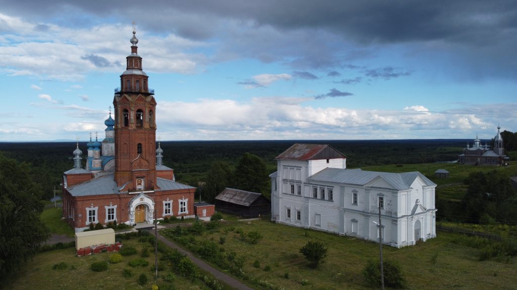 Воскресенский собор и Преображенская церковь города Чердынь.jpg