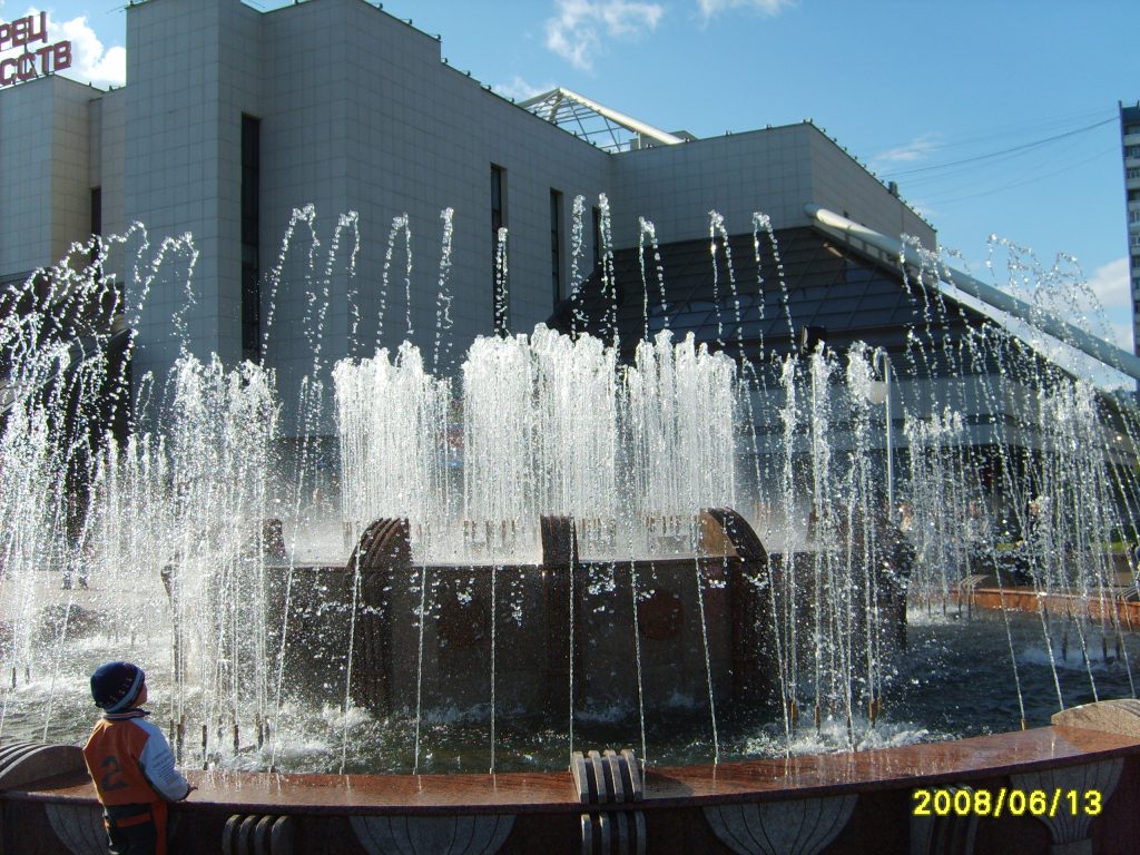 Нижневартовск, фонтан около дворца искусств - panoramio.jpg