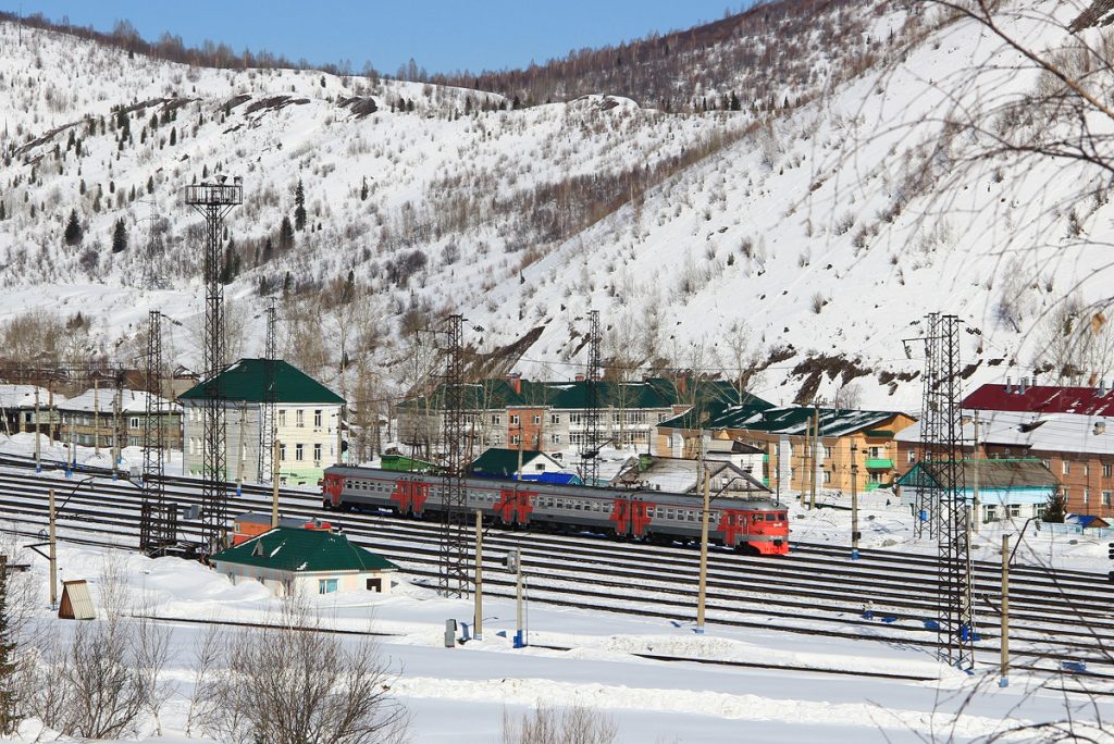 ЭР9ПК-210, Россия, Хакасия, станция Бискамжа (Trainpix 213435).jpg