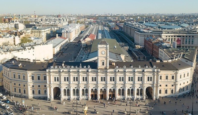 Билеты на поезд в Сочи и Анапу: туристы в Петербурге проводят ночь на Московском вокзале возле касс ради поездки на юг