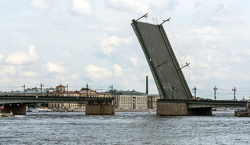 ЧП в Петербурге: на Неве столкнулись два туристических судна