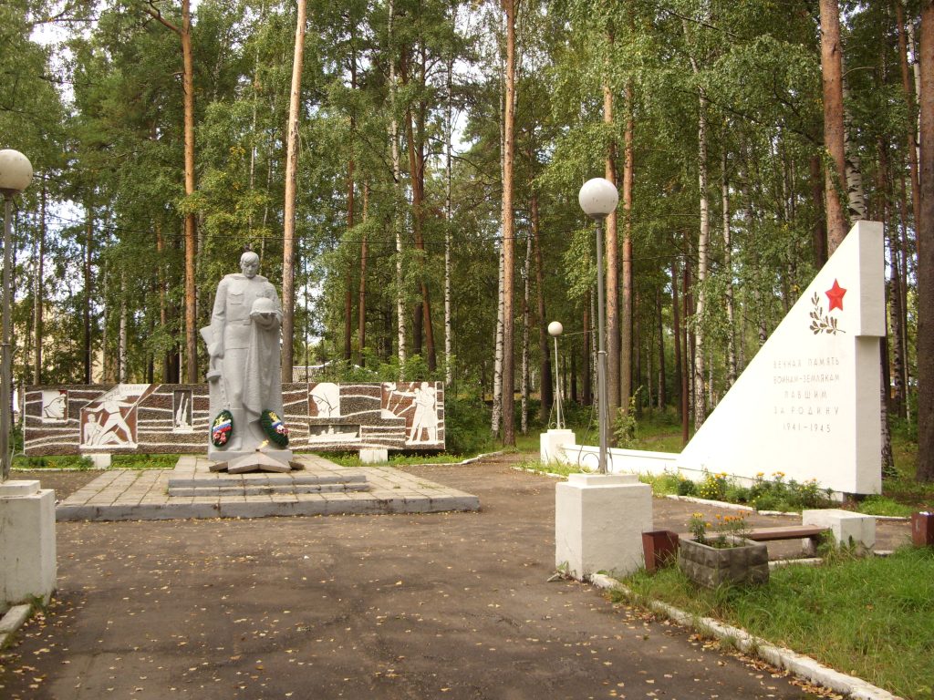 Памятник погибшим воинам-землякам в Бабаево.jpg