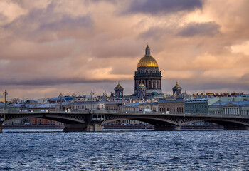 В Петербурге под мостом столкнулись два туристических судна