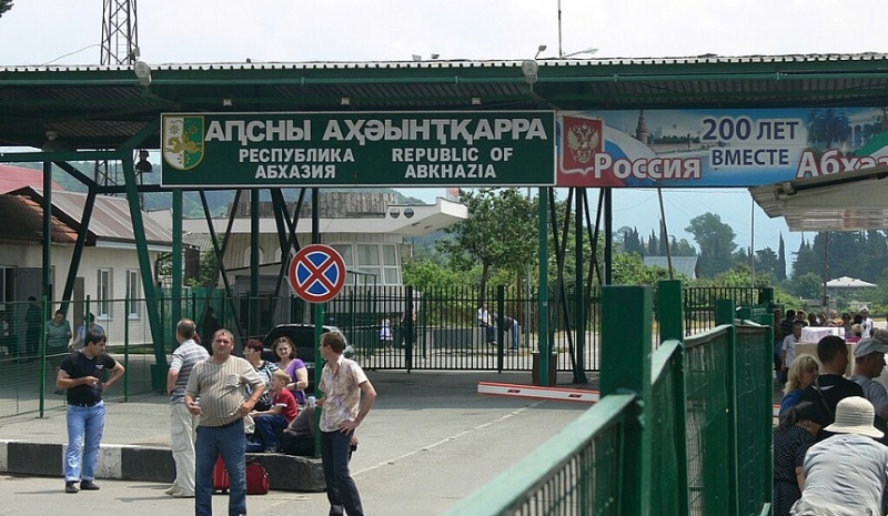Граница Абхазии: туриста из России остановили на выезде из страны из-за запрещенной книги