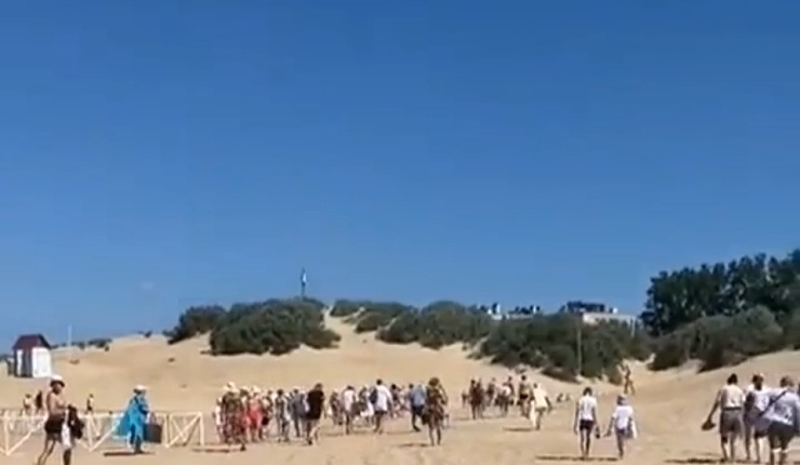 На пляже Анапы туристов попросили эвакуироваться из-за ложной авиационной опасности
