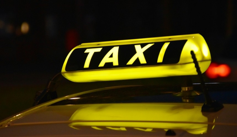 В аэропорту Пулково таксистов будут наказывать за навязывание своих услуг