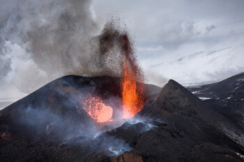 В Исландии вновь началось извержение вулкана (ВИДЕО)