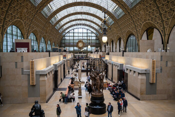 В музее д’Орсе в Париже экоактивистка заклеила картину Клода Моне