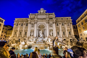 В Риме автомат бросает монеты в фонтан Треви вместо туристов