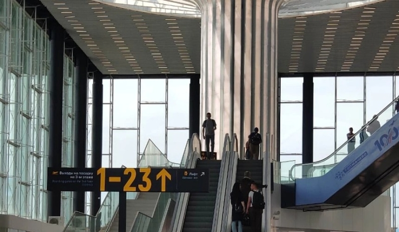 Опоздали на рейс: туристы остались без отпуска из-за неверной навигации в аэропорту Толмачёво