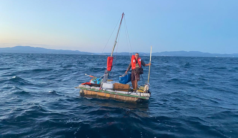 ЧП в Сочи: туриста на плоту унесло в Черное море