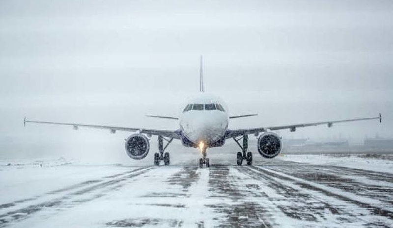 Пассажиры вылетают из Екатеринбурга с опозданием из-за снегопада